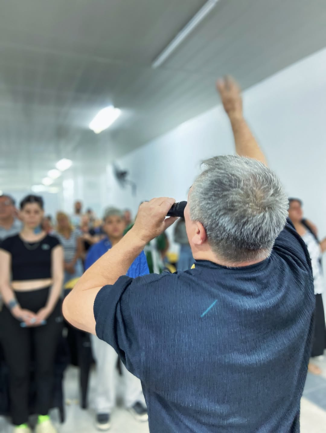 Interior de la Iglesia Rey de Gloria durante un servicio